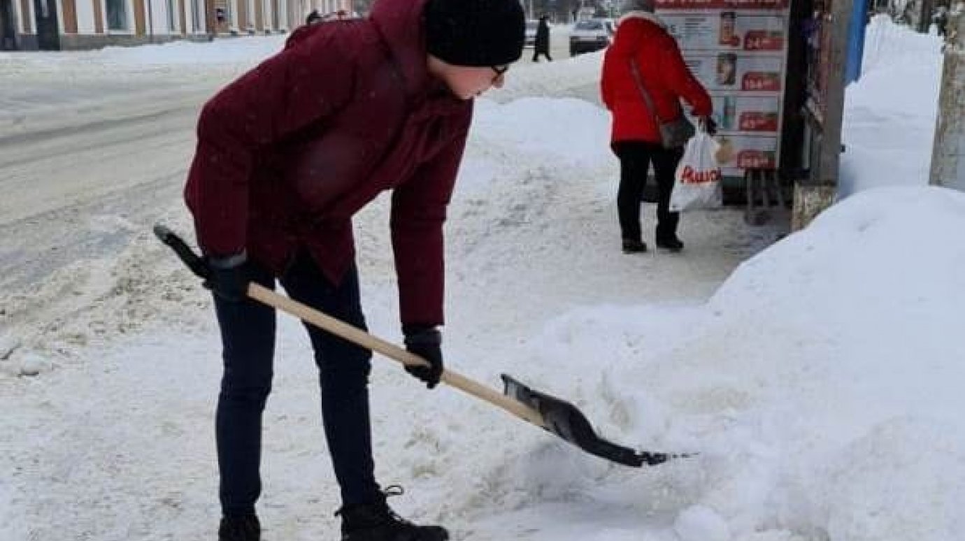 В Пензе студентов отправили на расчистку тротуаров от снега