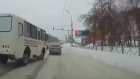 В Пензе автомобилист «прыгнул» на сугроб, уходя от ДТП с автобусом