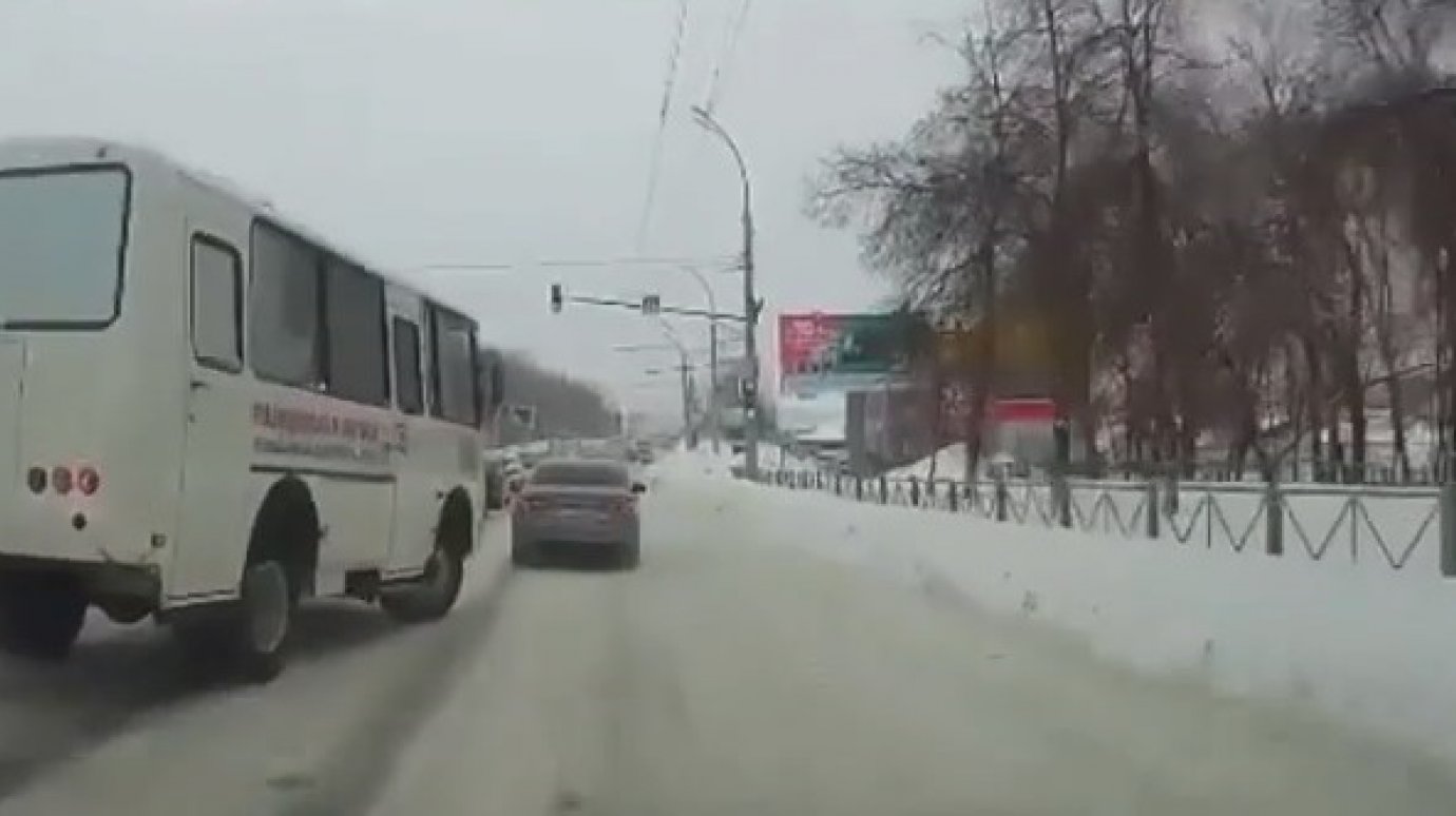 В Пензе автомобилист «прыгнул» на сугроб, уходя от ДТП с автобусом