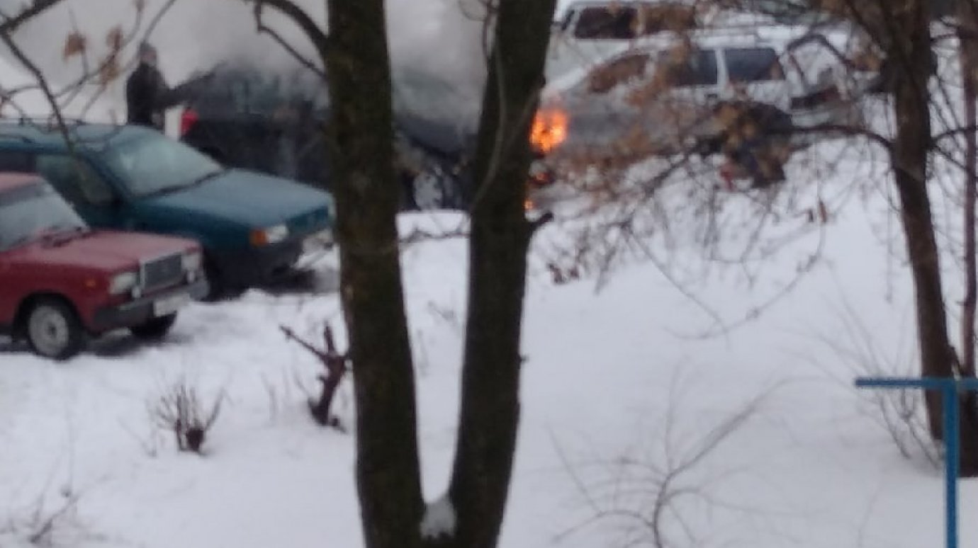 Соцсети: в Кузнецке загорелся автомобиль