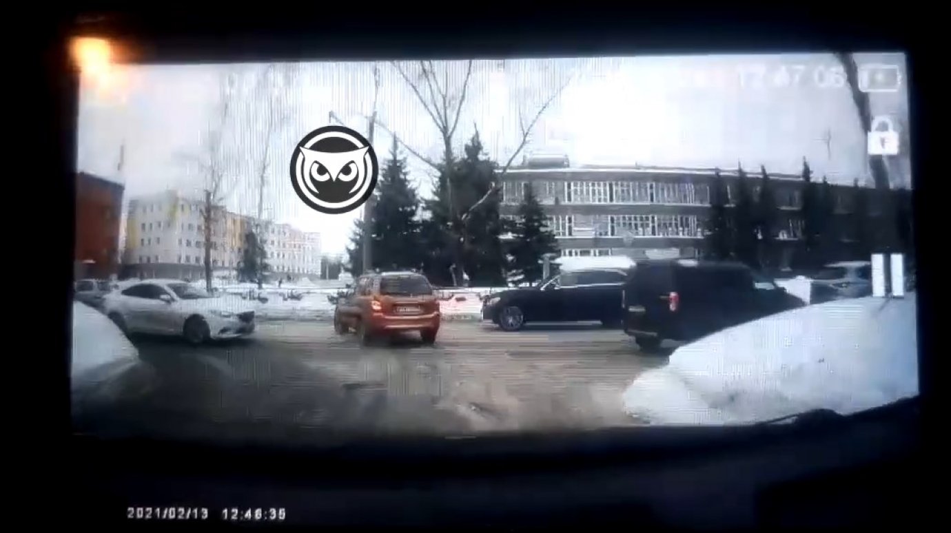 Момент ДТП с пятью машинами на ул. Мира попал на видео