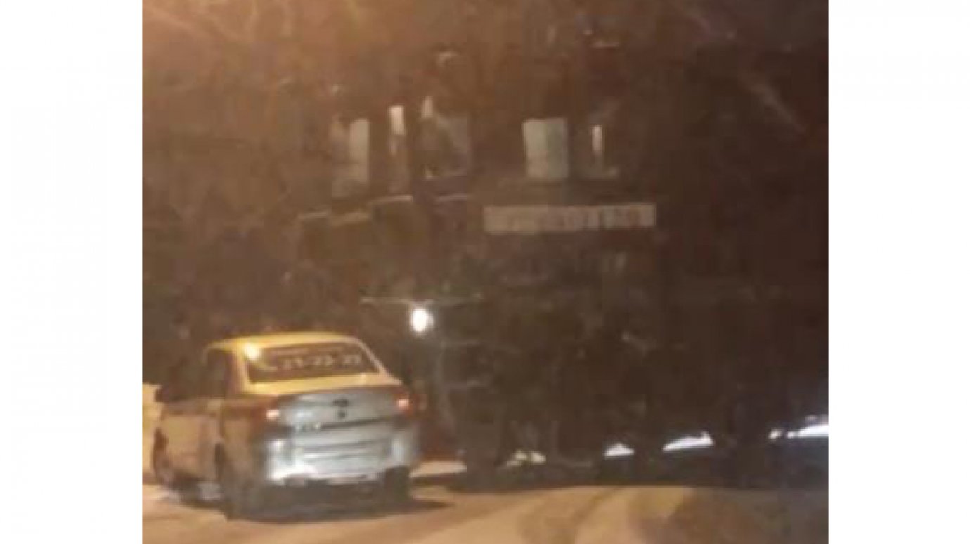 В Пензе на улице Аустрина тепловоз врезался в такси