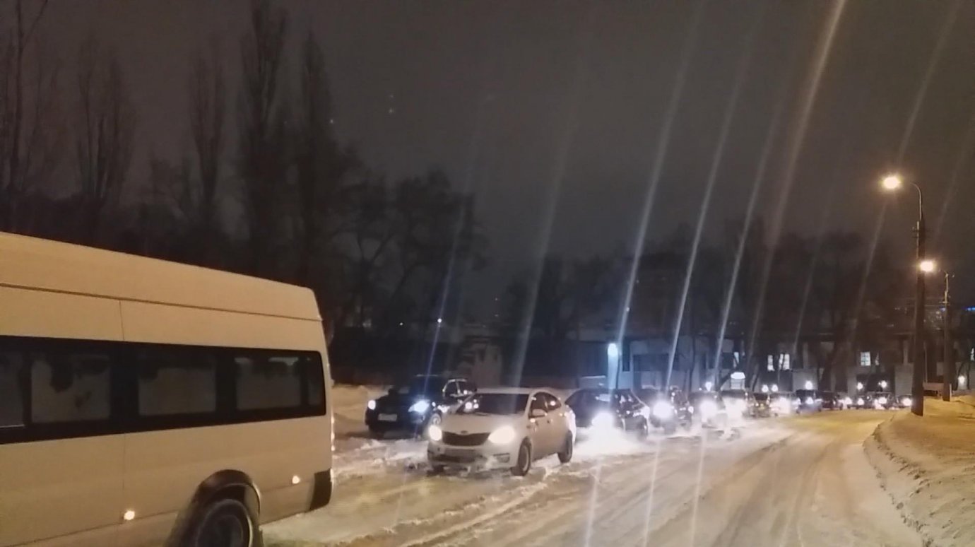 На улице Захарова в Пензе большегруз перекрыл дорогу на три часа