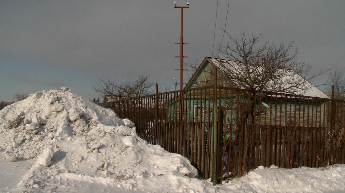 Жители частного сектора в Пензе пожаловались на кучи снега у домов