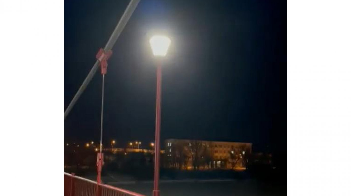 На подвесном мосту в Пензе появились новые светильники