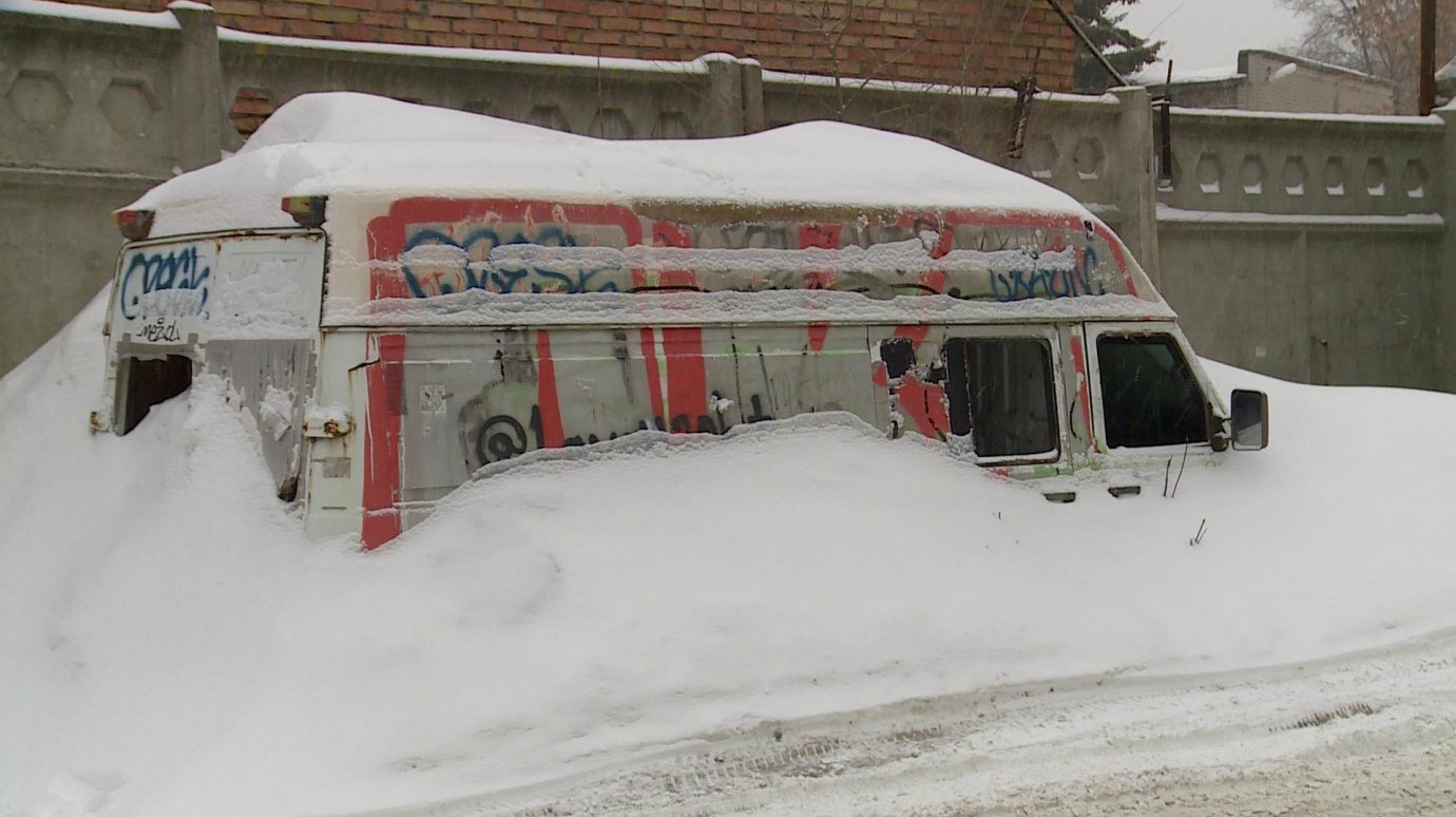 Брошенный микроавтобус мешает расчистке дороги на улице Толстого