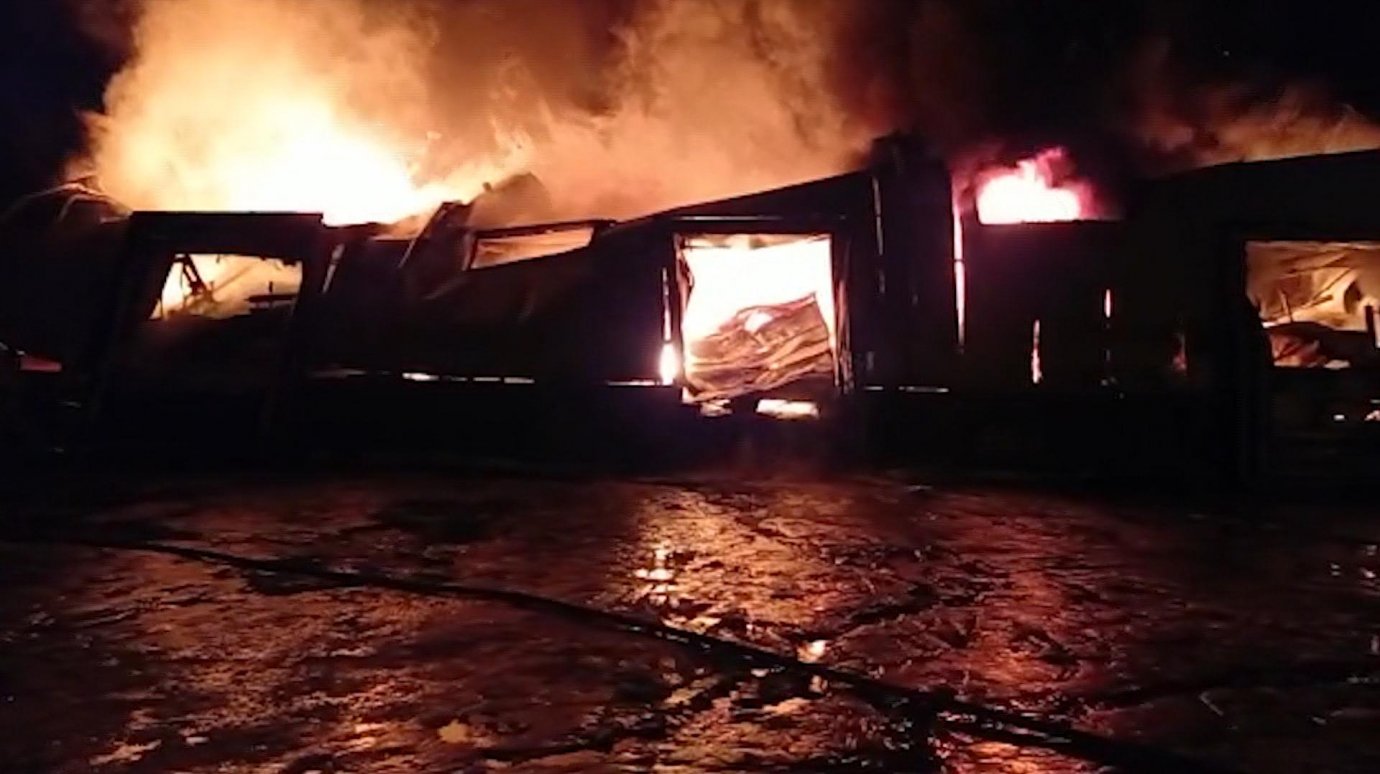 Из-за пожара на складе в Кривозерье могла взорваться автозаправка