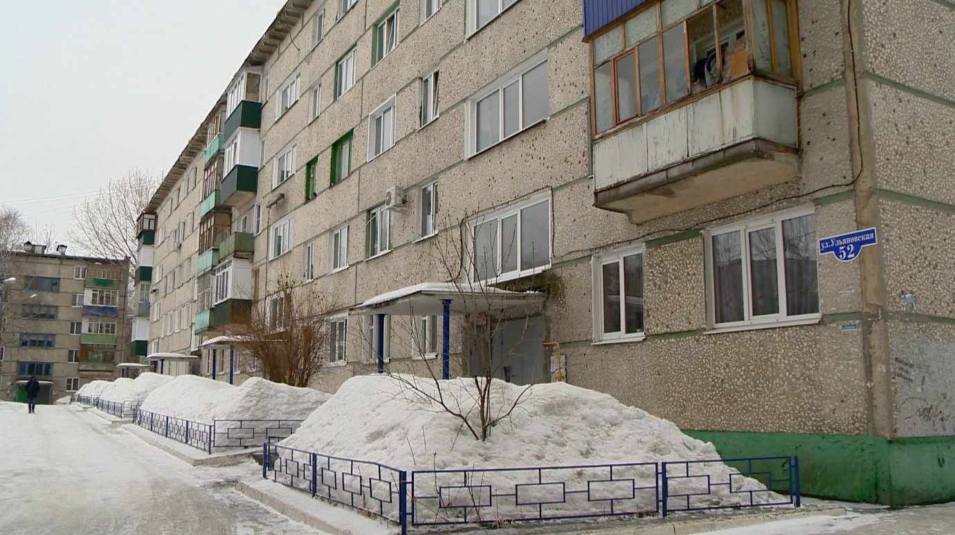 На Ульяновской, 52, по стенам расползается черная плесень