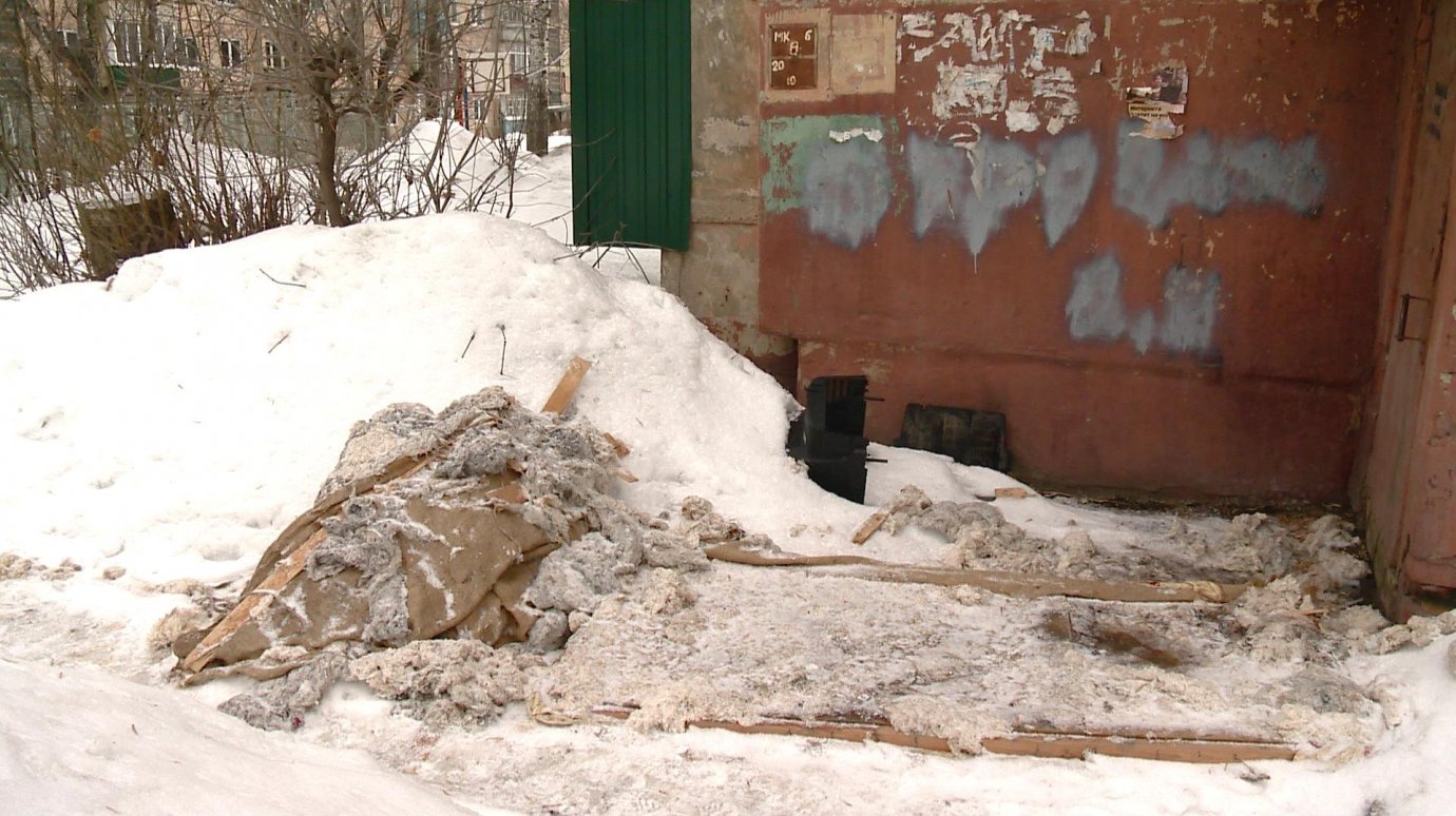 На улице Титова ленивые жители прибавили дворнику работы