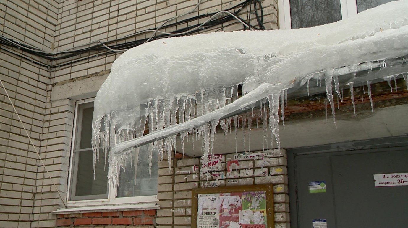 Над жильцами дома на Краснова нависла ледяная угроза