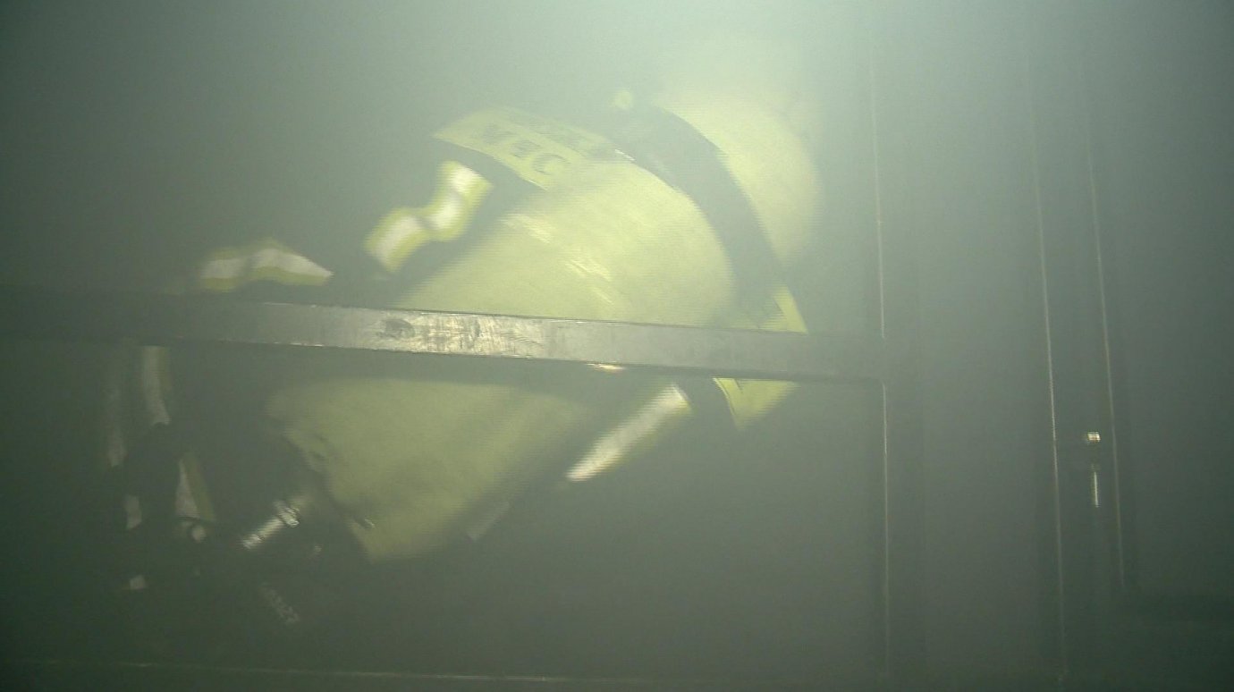В Пензе спасатели прошли испытания в лабиринте теплодымокамеры
