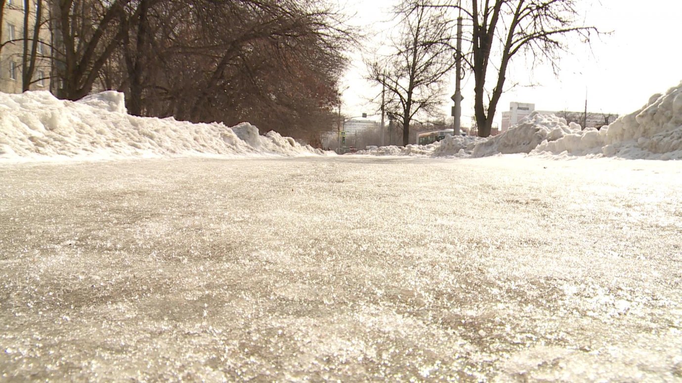 Пензенцы рискуют травмироваться на ледяном тротуаре на проспекте Победы