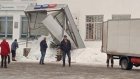 В Сосновоборске рухнувший снег разломал крыльцо отделения почты