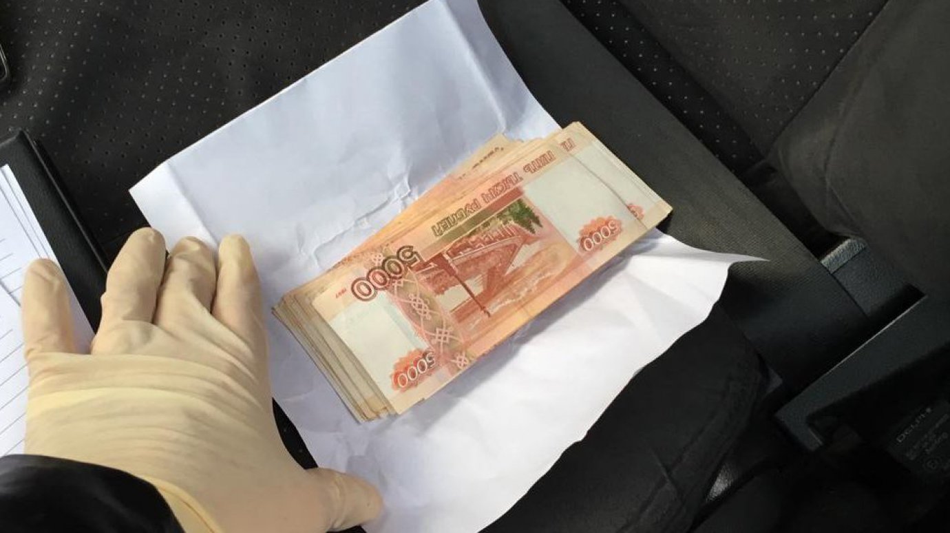 Главу администрации района подозревают в получении крупной взятки