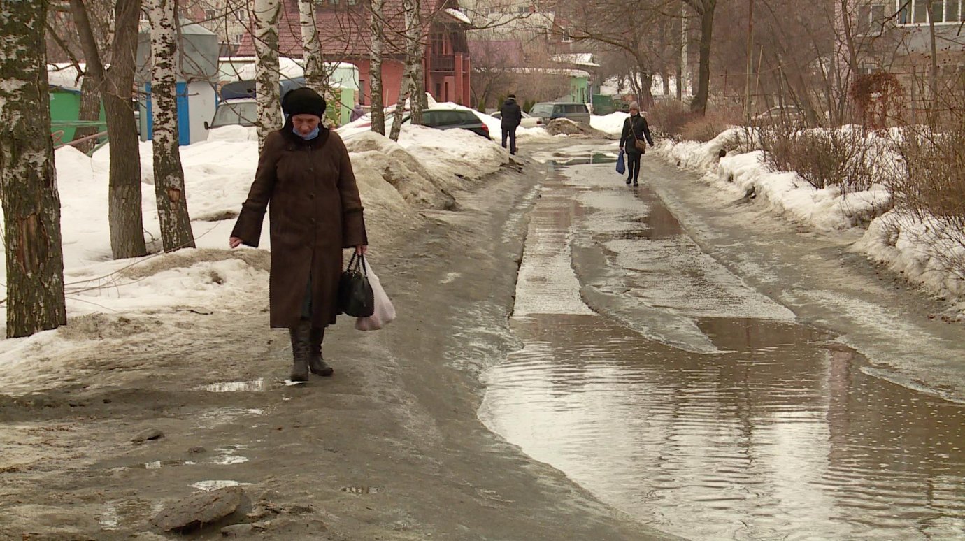 Пешеходы по лужам картинка. Заводское шоссе лужи люди. Обливать пешеходов из луж. Лужи в Могилеве фото.