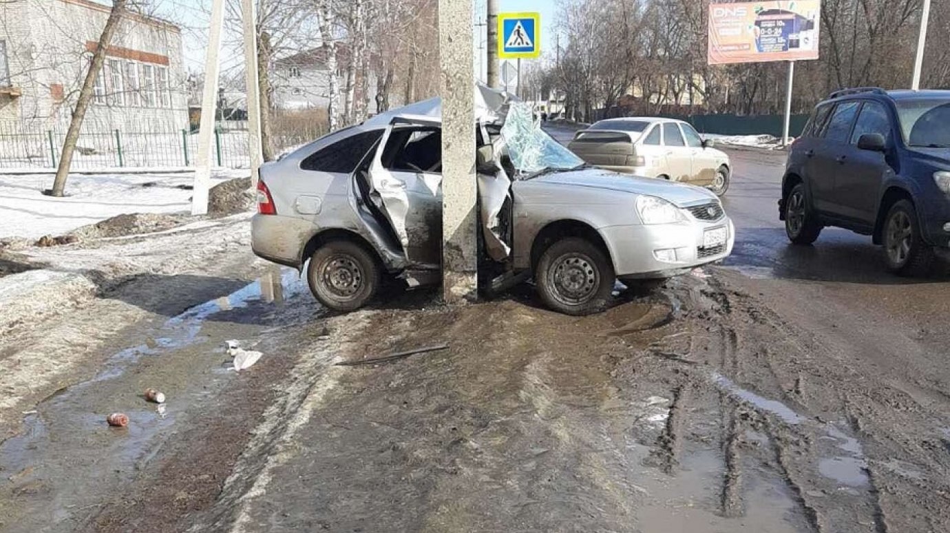 В Нижнем Ломове «Приора» въехала боком в столб