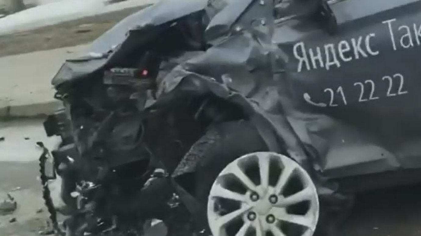 В Пензе машина «Яндекс.Такси» разбилась при столкновении с BMW