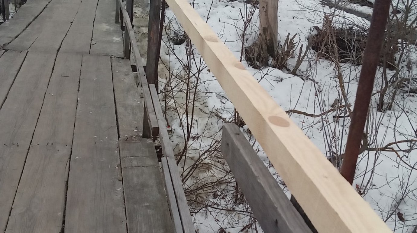 Стыд и позор: кузнечане высмеяли «ремонт» пешеходного моста