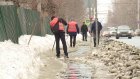 На Тернопольской коммунальщики освобождают тротуар от снега