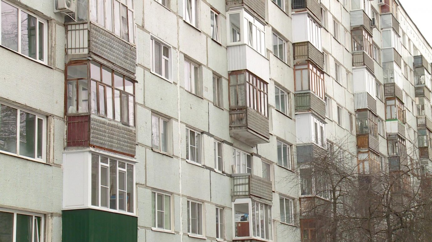 Жители дома на Бородина засорили канализацию тряпками и одеждой