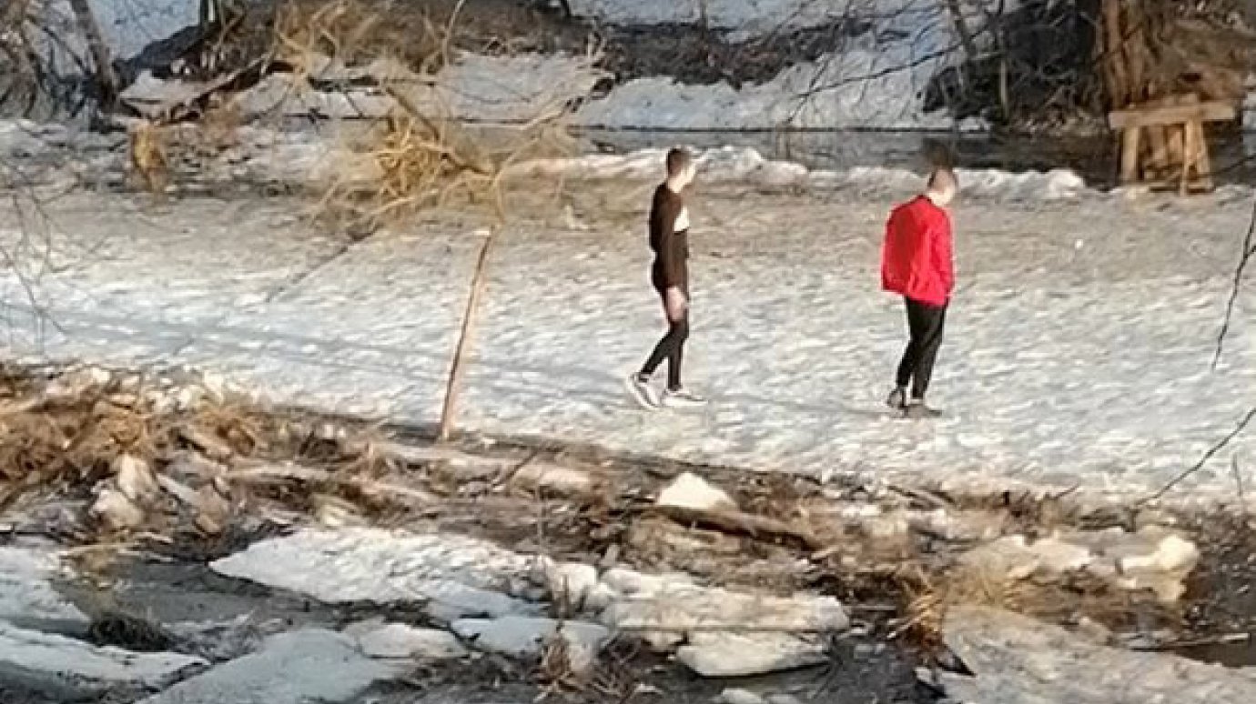 В Сердобске подростки вышли на лед и встревожили женщину