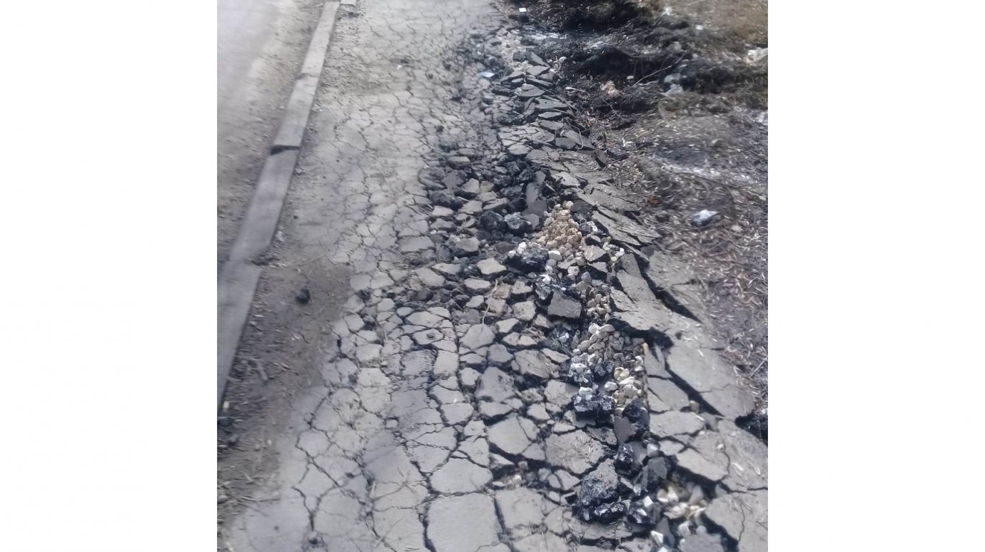 На ул. Кижеватова мусоровоз превратил асфальт тротуара в крошку