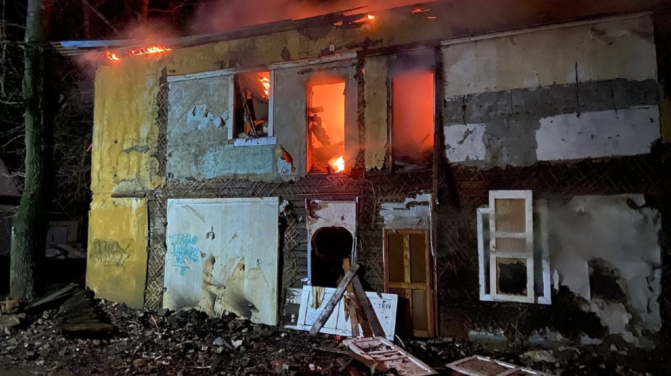 В Кузнецке 20 пожарных тушили вспыхнувшее нежилое здание