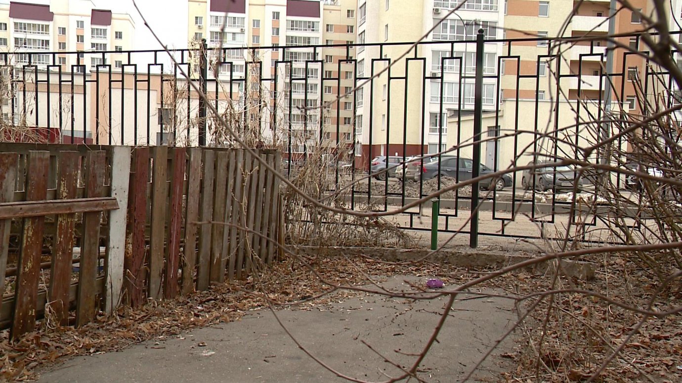 Жители домов на Ворошилова оказались в окружении чужих заборов