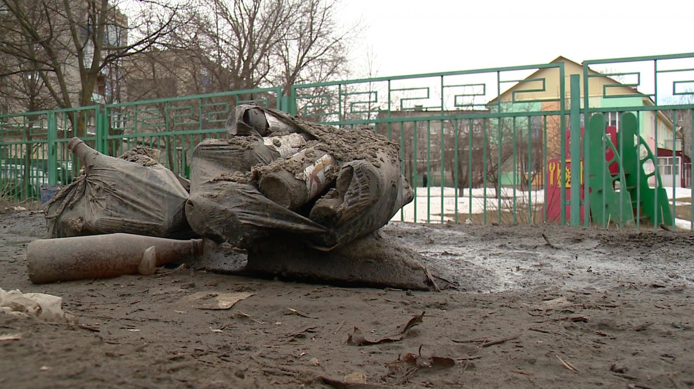 Территорию у детского сада на Чаадаева завалило мусором
