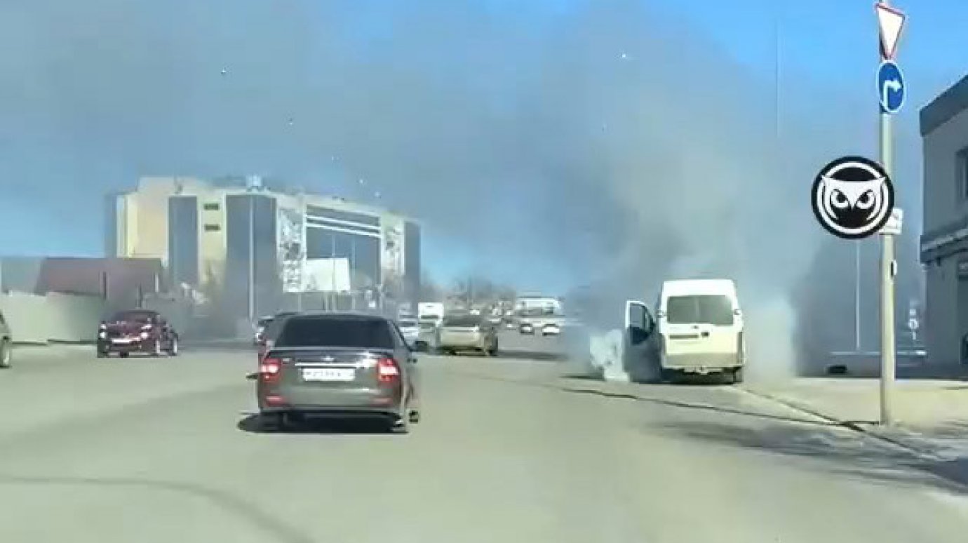 В Пензе на видео попал дымящийся микроавтобус