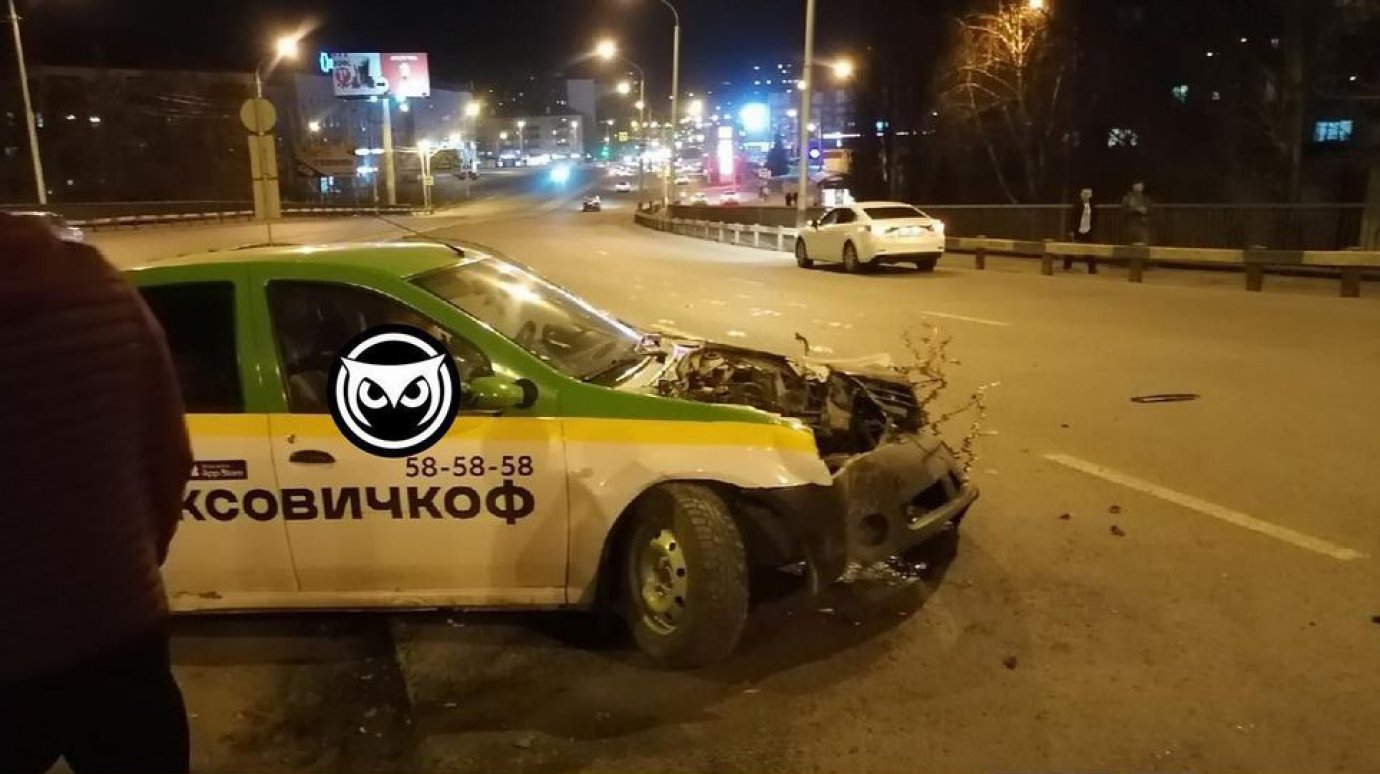 На Гагаринском путепроводе в ДТП разворотило машину такси