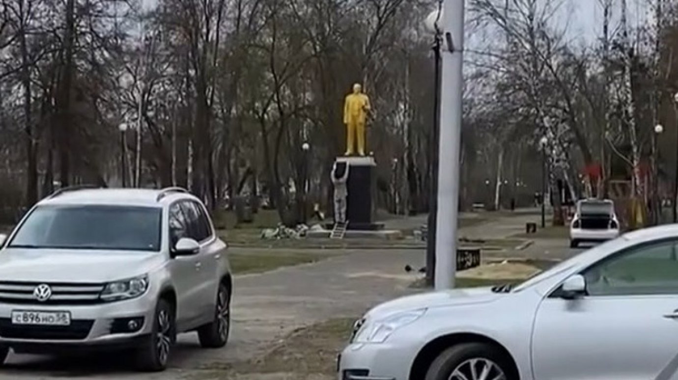 В Пензе памятник Ленину покрасили в золотисто-желтый цвет