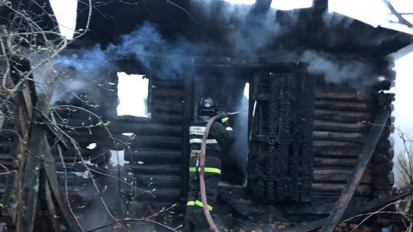 В Бессоновском районе загоревшийся дом тушили 13 пожарных