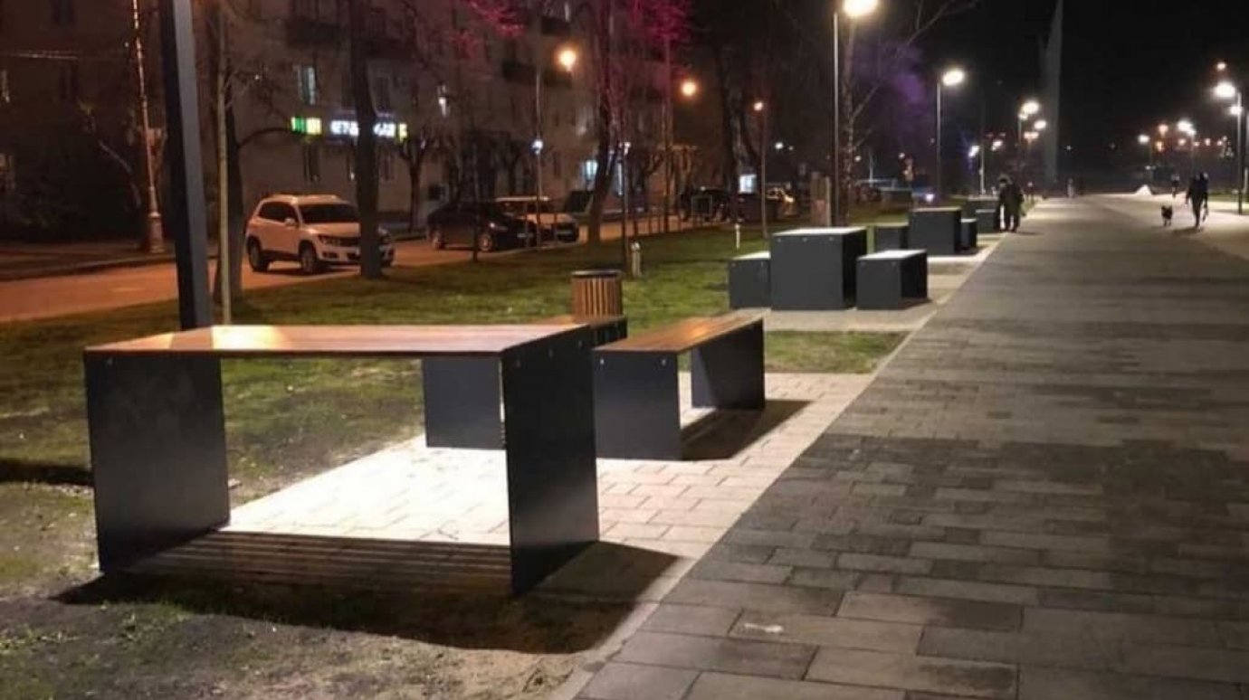 Пензенцы назвали одноразовыми скамейки и столы в сквере на ул. Славы