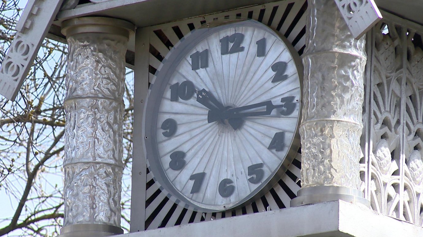 Часы с кукушкой на Московской перестали показывать точное время