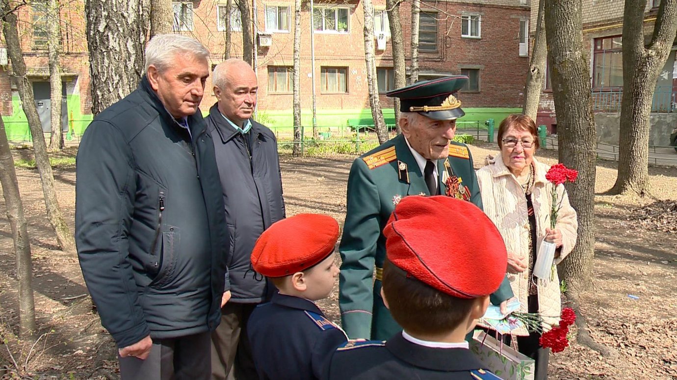 В Пензе первоклассники поздравили 96-летнего ветерана