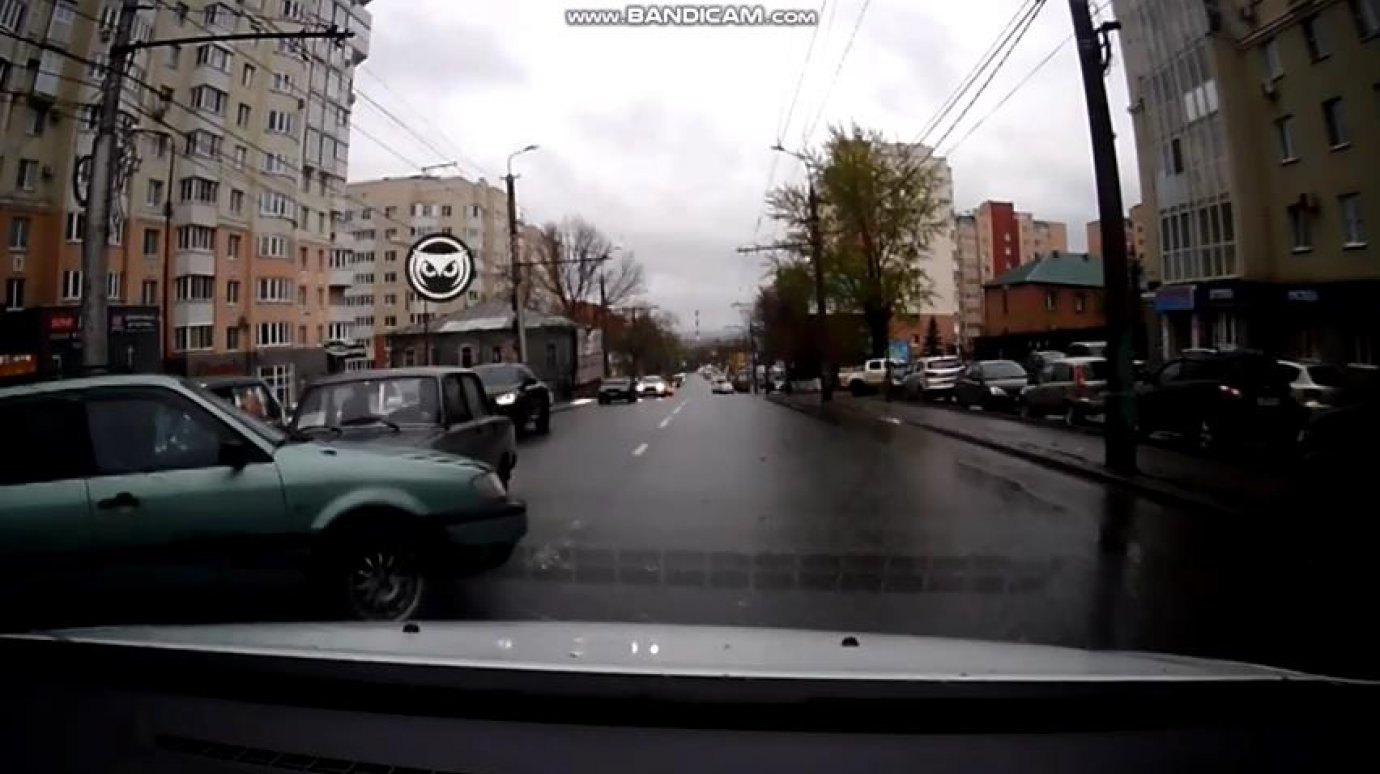 Момент ДТП на улице Калинина в Пензе попал на камеру