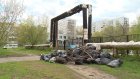 На улице Воронова с субботника лежит гора мешков с мусором