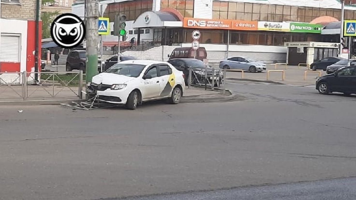 В Пензе «Яндекс.Такси» врезалось в столб