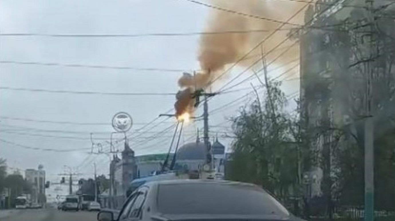 На улице Суворова в Пензе загорелись троллейбусные провода