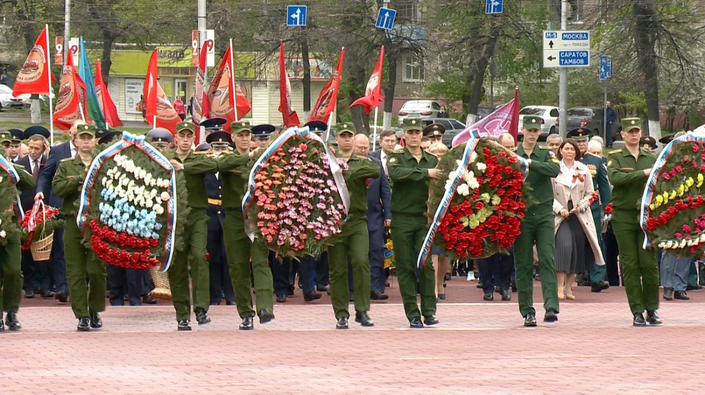 В Пензе возложили цветы к Монументу воинской и трудовой славы