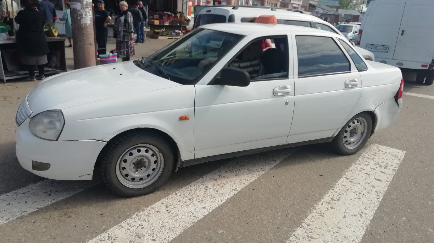 В Кузнецке «воспитанный» таксист ждал пассажира на зебре