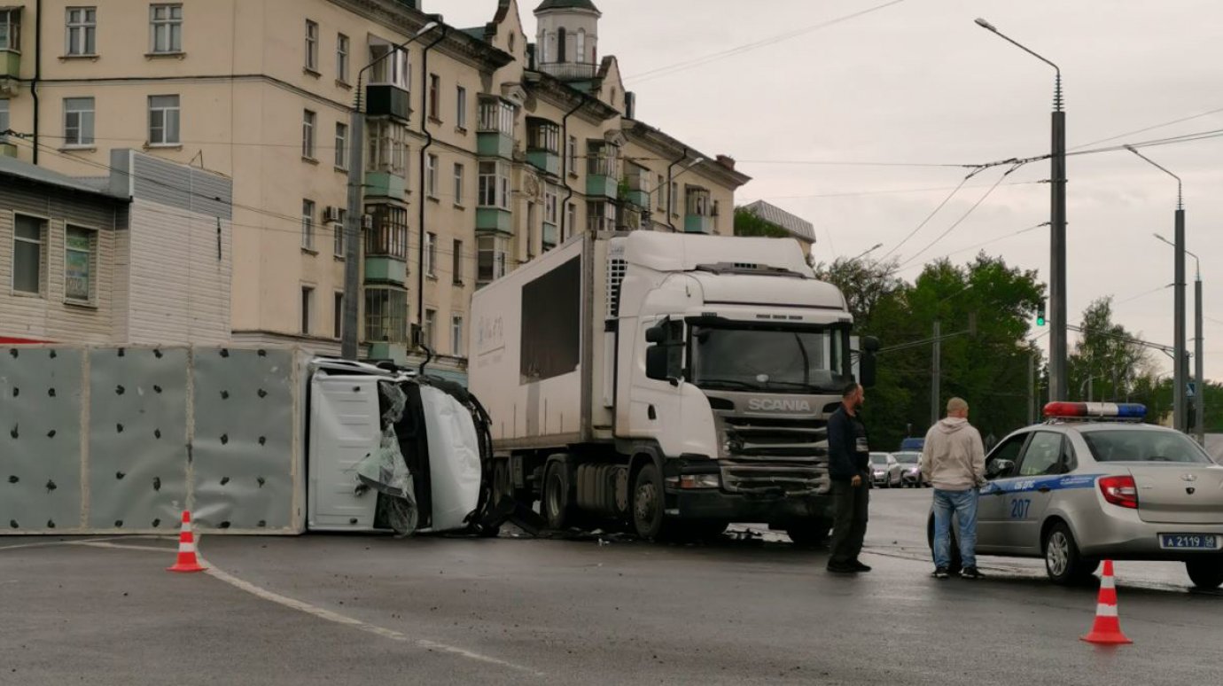 На улице Ленина опрокинулся грузовик, пострадали два человека