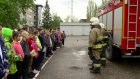 В Пензе спасатели показали школьникам, как борются с огнем