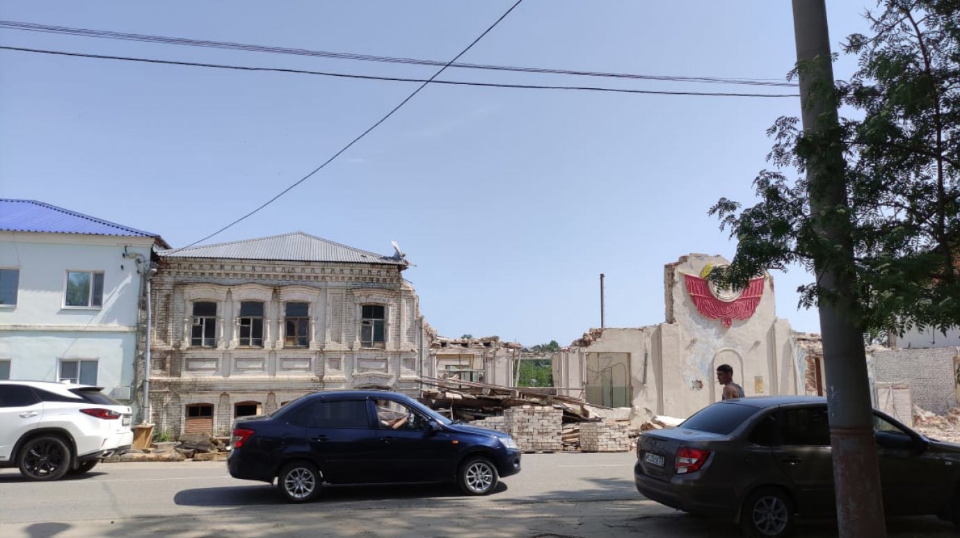 В Кузнецке из-за сноса памятника может рухнуть дом по соседству