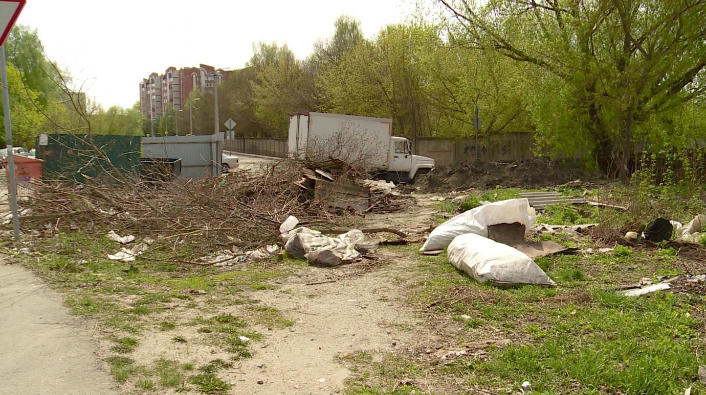 Контейнерную площадку на улице Бородина превратили в свалку