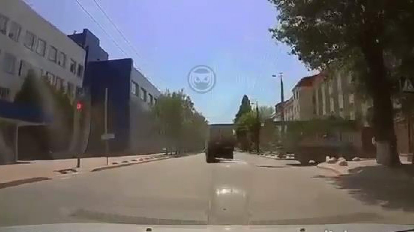 На ул. Байдукова водителя грузовика ожидала нестандартная помеха