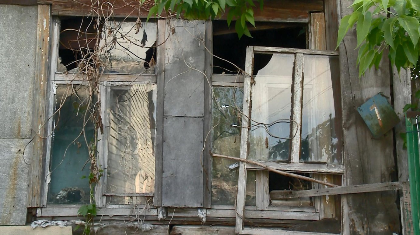 Жители улицы Тельмана боятся соседства с заброшенным домом