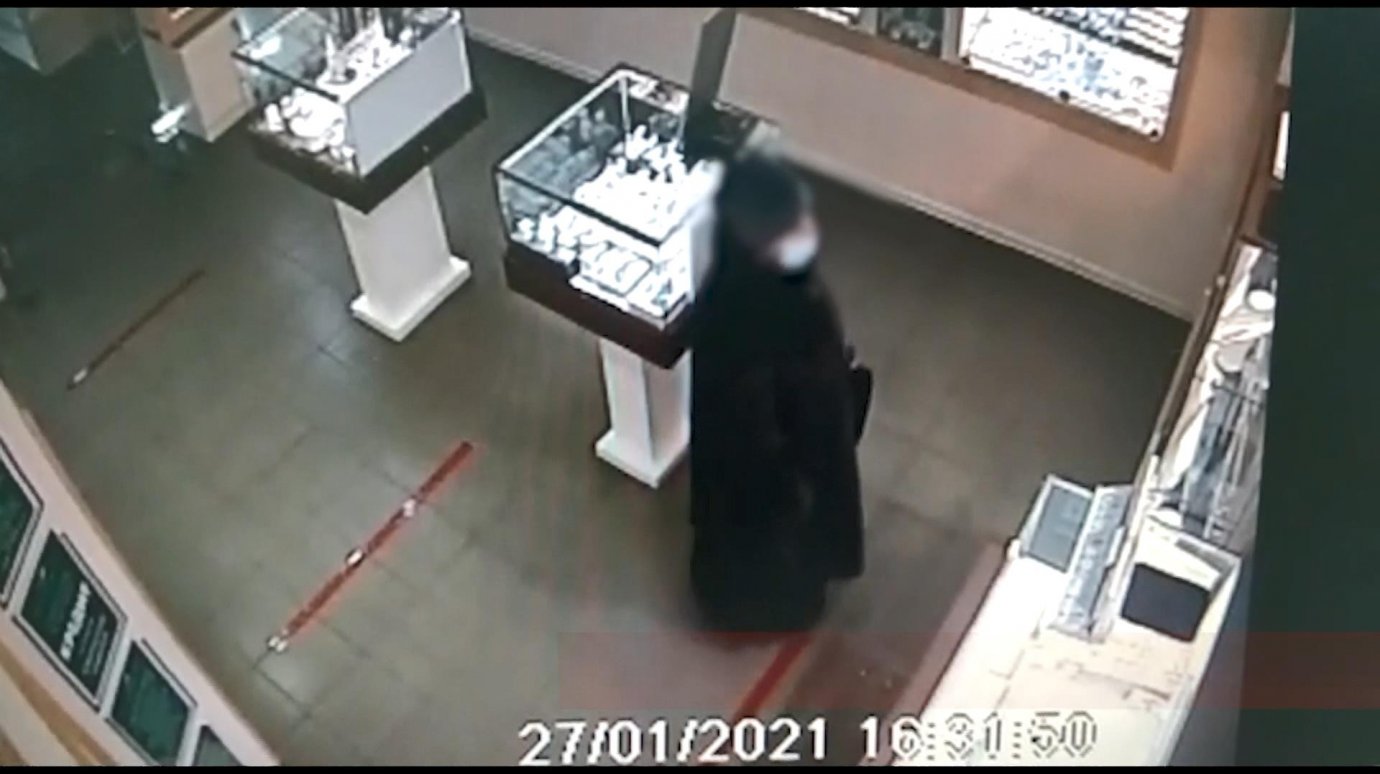 Задержана подозреваемая в краже из ювелирного магазина в Пензе