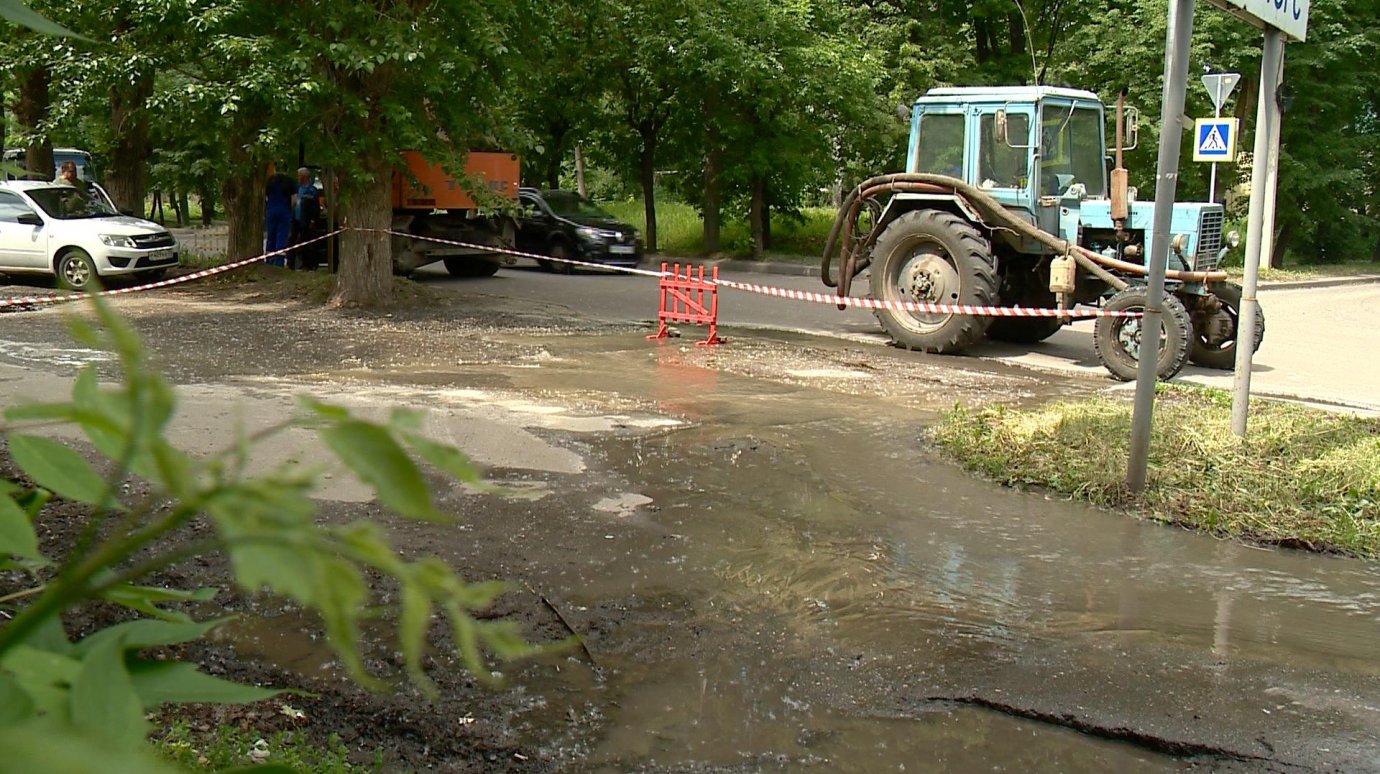 На Ударной из-под земли в течение суток вырывался поток воды